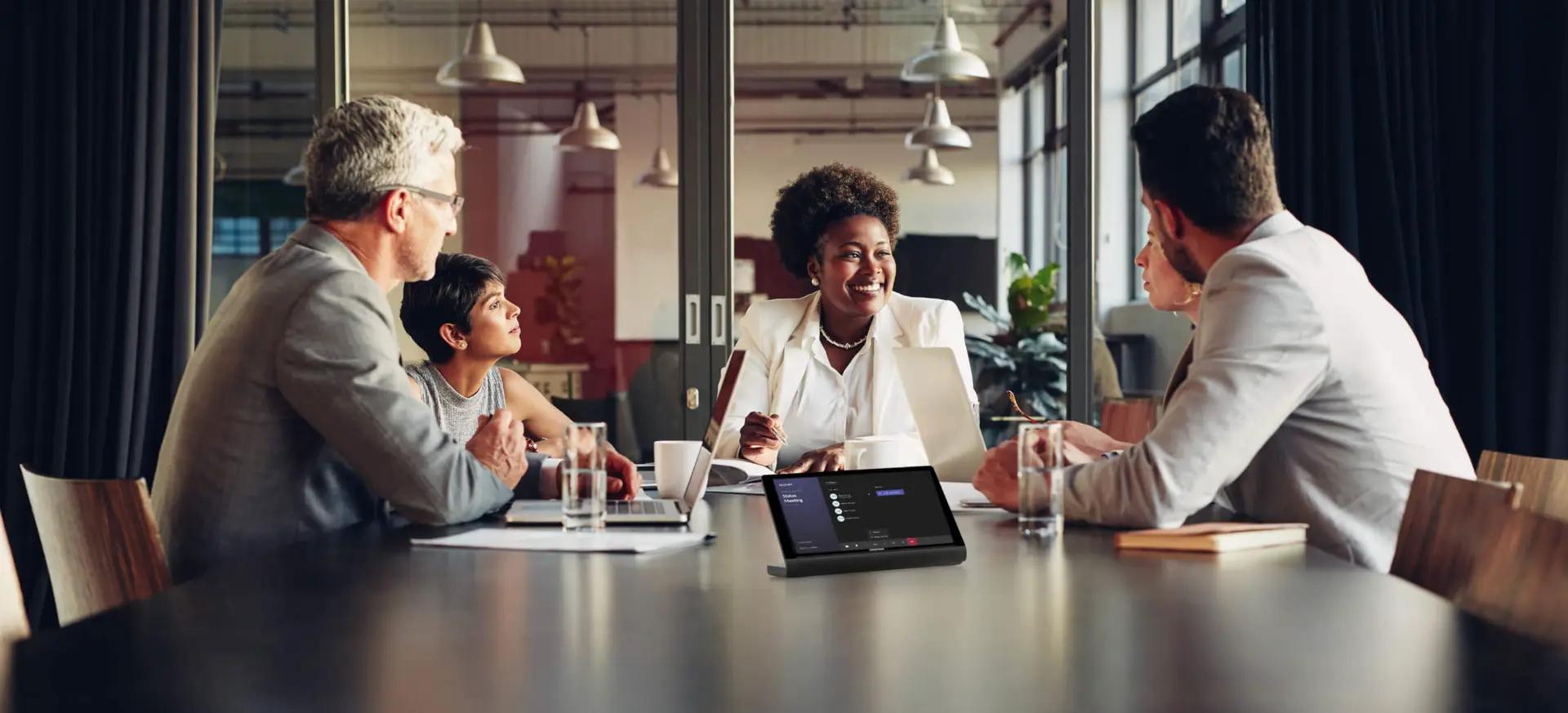 Microsoft Teams rum med skärm och konferensutrustning