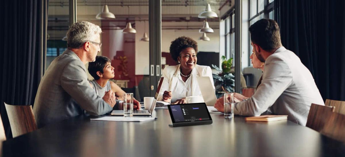 Microsoft Teams rum med skärm och konferensutrustning