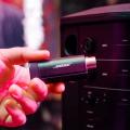 Bose S1 Pro+ trådlös XLR-sändare dockas i högtalarens laddfack