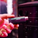 Bose S1 Pro+ trådlös XLR-sändare dockas i högtalarens laddfack