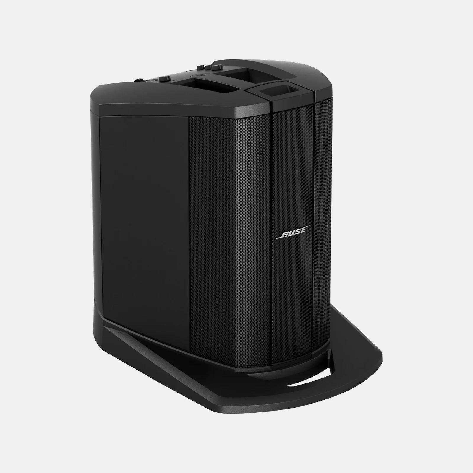 Bose L1 Compact portabel kolumnhögtalare hopfälld i Power Stand snett framifrån