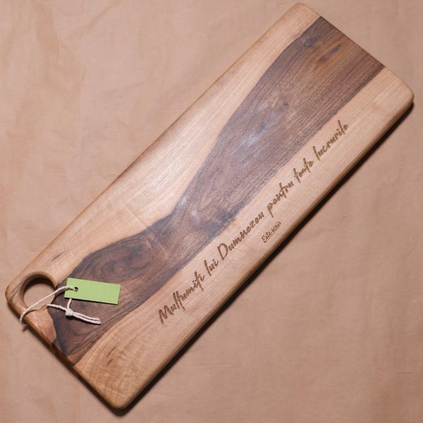 Platou de servire lemn de nuc.
Verset gravat: „Mulţumiţi lui Dumnezeu pentru toate lucrurile."
1 Tesaloniceni 5:18 