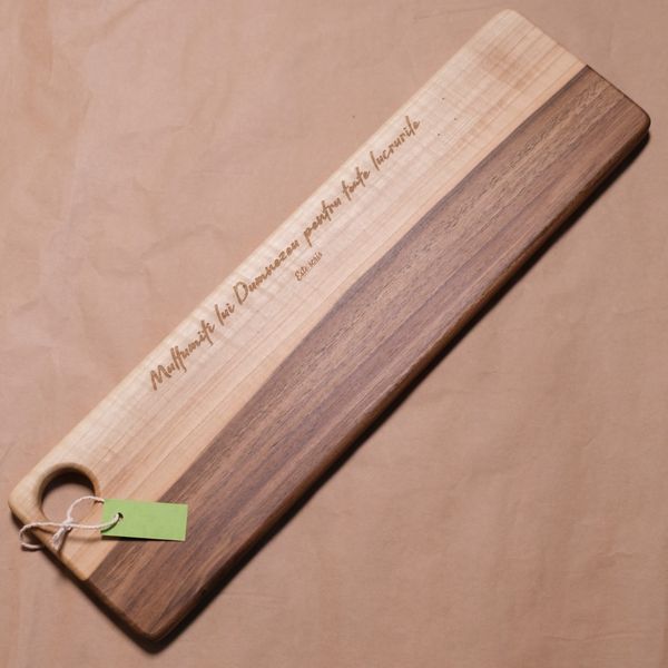 Platou de servire lemn de nuc.
Verset gravat: „Mulţumiţi lui Dumnezeu pentru toate lucrurile."
1 Tesaloniceni 5:18 