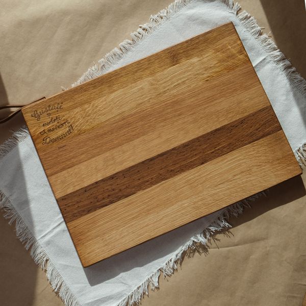 Tocător lemn de stejar accesorizat cu agățătoare din piele naturală. 
Verset gravat: “Gustați și vedeți că bun este Domnul.”