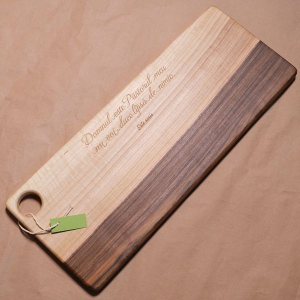 Platou de servire lemn de nuc.
Verset gravat: „Domnul este Păstorul meu: nu voi duce lipsă de nimic.” 