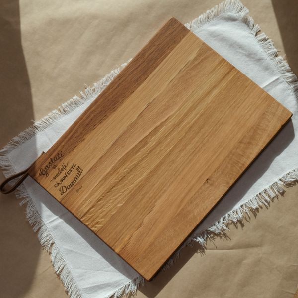 Tocător lemn de stejar accesorizat cu agățătoare din piele naturală. 
Verset gravat: “Gustați și vedeți că bun este Domnul.”