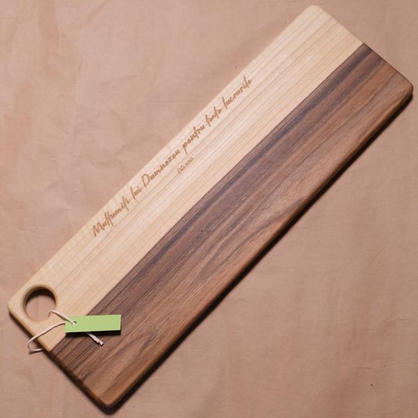 Platou de servire lemn de nuc.
Verset gravat: „Mulţumiţi lui Dumnezeu pentru toate lucrurile."
1 Tesaloniceni 5:18 