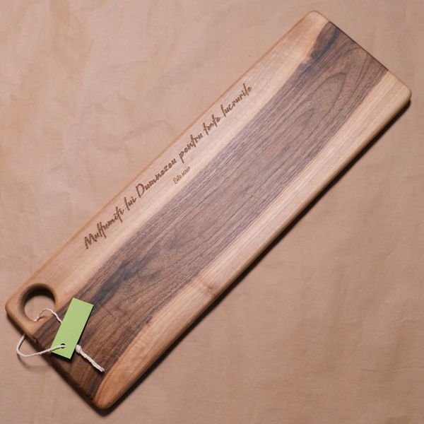 Platou de servire lemn de nuc.
Verset gravat: „Mulţumiţi lui Dumnezeu pentru toate lucrurile."
1 Tesaloniceni 5:18 