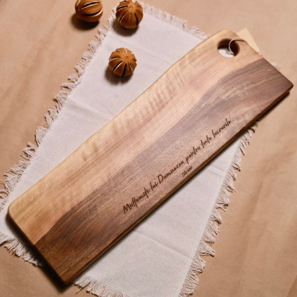 Platou de servire lemn de nuc.
Verset gravat: „Mulţumiţi lui Dumnezeu pentru toate lucrurile."
1 Tesaloniceni 5:18 