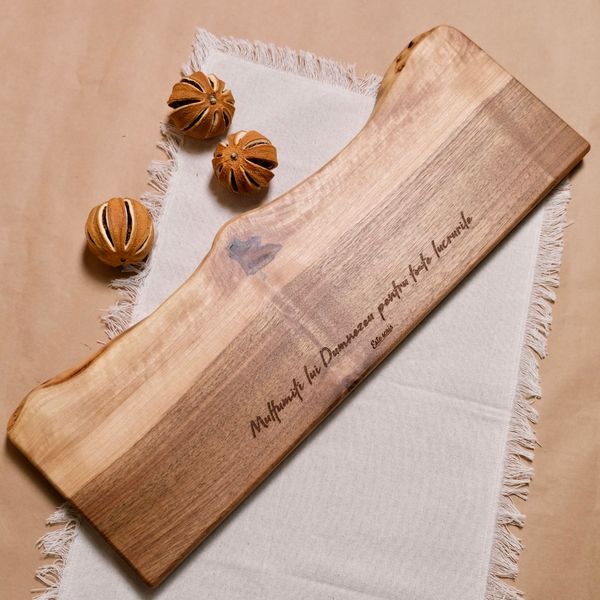 Platou de servire lemn de nuc.
Verset gravat: „Mulţumiţi lui Dumnezeu pentru toate lucrurile."
1 Tesaloniceni 5:18 