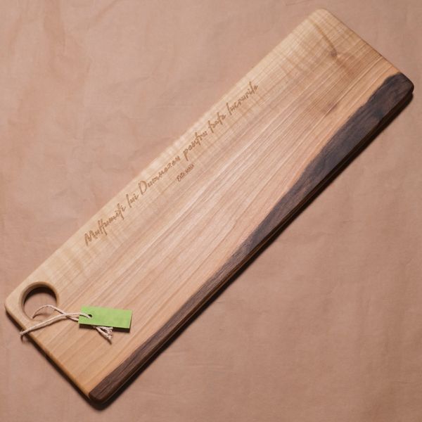 Platou de servire lemn de nuc.
Verset gravat: „Mulţumiţi lui Dumnezeu pentru toate lucrurile."
1 Tesaloniceni 5:18 