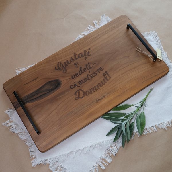 Platou de servire lemn de nuc cu mânere metalice negre. 
Verset gravat: “Gustați și vedeți că bun este Domnul.”