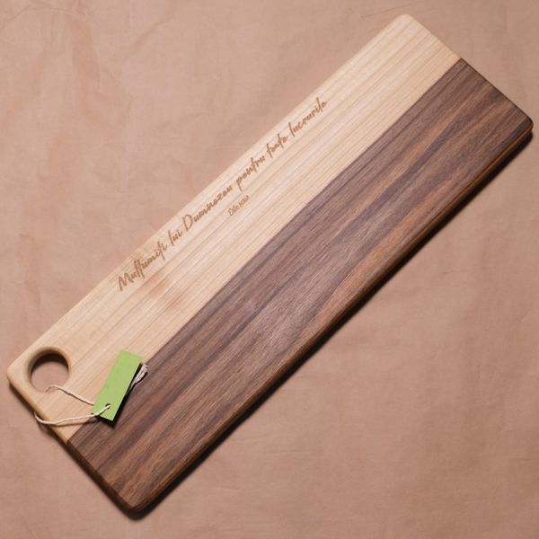 Platou de servire lemn de nuc.
Verset gravat: „Mulţumiţi lui Dumnezeu pentru toate lucrurile."
1 Tesaloniceni 5:18 