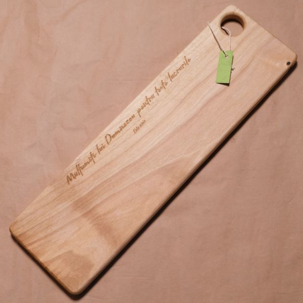 Platou de servire lemn de nuc.
Verset gravat: „Mulţumiţi lui Dumnezeu pentru toate lucrurile."
1 Tesaloniceni 5:18 