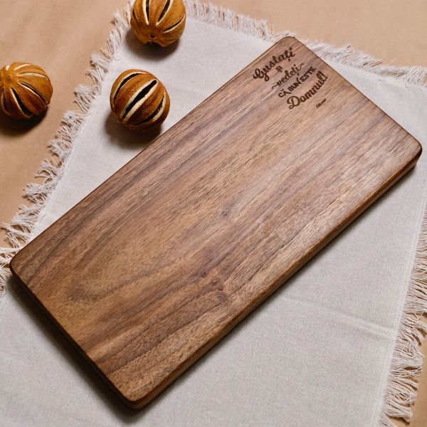 Platou de servire lemn de nuc.
Verset gravat: “Gustați și vedeți că bun este Domnul.”