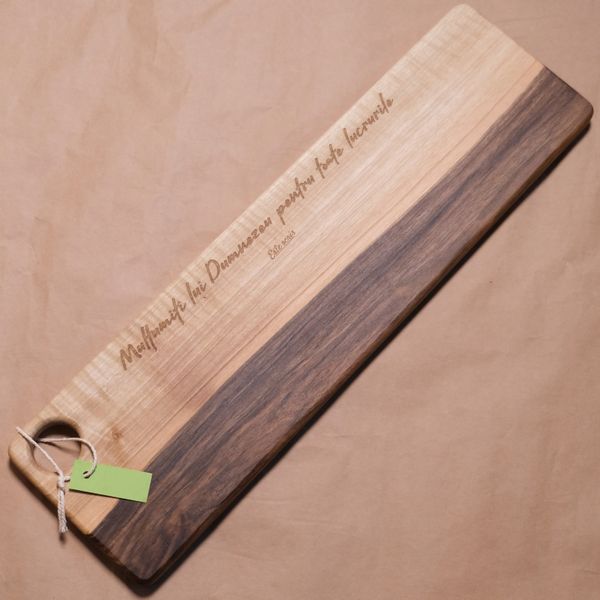 Platou de servire lemn de nuc.
Verset gravat: „Mulţumiţi lui Dumnezeu pentru toate lucrurile."
1 Tesaloniceni 5:18 