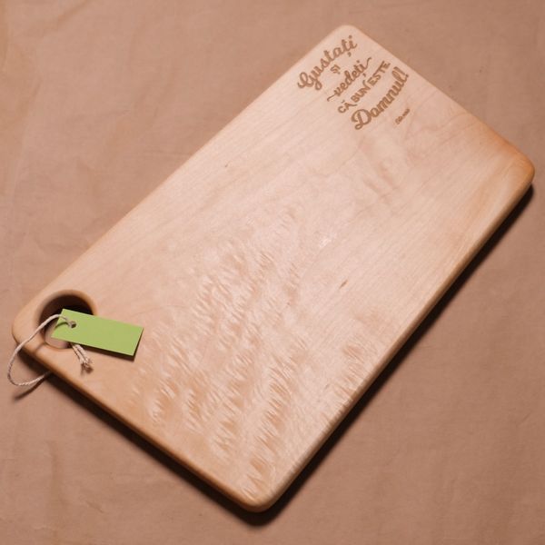 Platou de servire lemn de păr.
Verset gravat: “Gustați și vedeți că bun este Domnul.