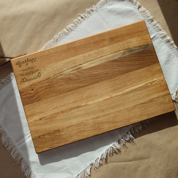 Tocător lemn de stejar accesorizat cu agățătoare din piele naturală. 
Verset gravat: “Gustați și vedeți că bun este Domnul.”