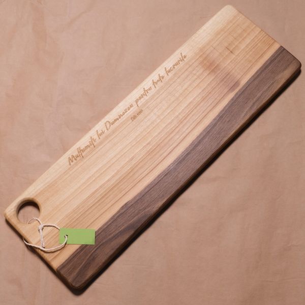 Platou de servire lemn de nuc.
Verset gravat: „Mulţumiţi lui Dumnezeu pentru toate lucrurile."
1 Tesaloniceni 5:18 