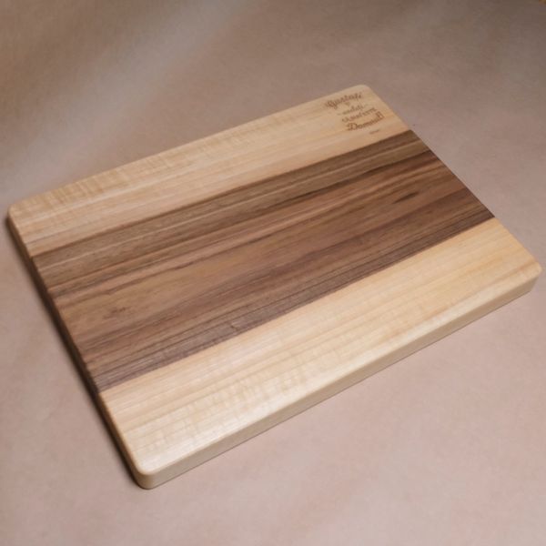 Tocător lemn de nuc. 
Verset gravat: “Gustați și vedeți că bun este Domnul.”
Grosime 3.5 cm 
