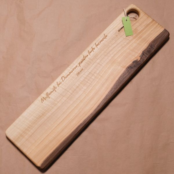 Platou de servire lemn de nuc.
Verset gravat: „Mulţumiţi lui Dumnezeu pentru toate lucrurile."
1 Tesaloniceni 5:18 