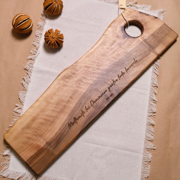 Platou de servire lemn de nuc.
Verset gravat: „Mulţumiţi lui Dumnezeu pentru toate lucrurile."
1 Tesaloniceni 5:18 