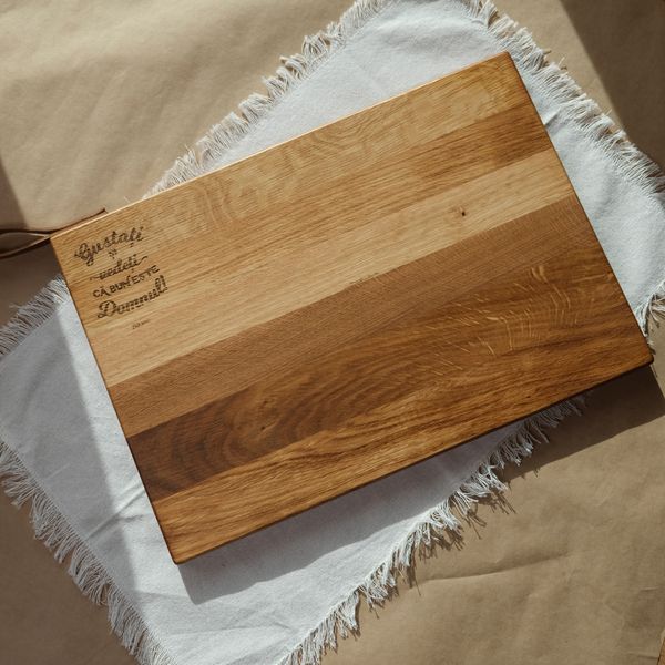 Tocător lemn de stejar accesorizat cu agățătoare din piele naturală. 
Verset gravat: “Gustați și vedeți că bun este Domnul.”