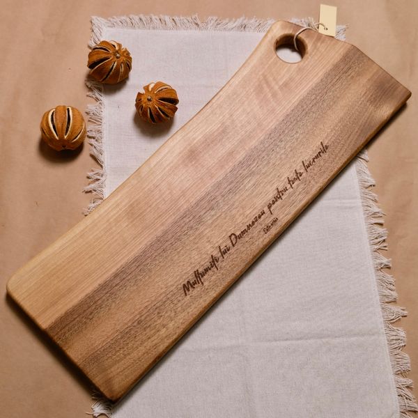 Platou de servire lemn de nuc.
Verset gravat: „Mulţumiţi lui Dumnezeu pentru toate lucrurile."
1 Tesaloniceni 5:18 