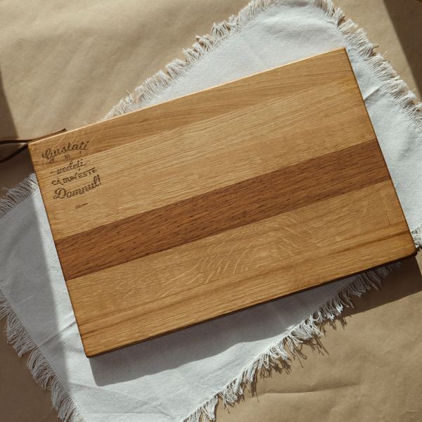 Tocător lemn de stejar accesorizat cu agățătoare din piele naturală. 
Verset gravat: “Gustați și vedeți că bun este Domnul.”