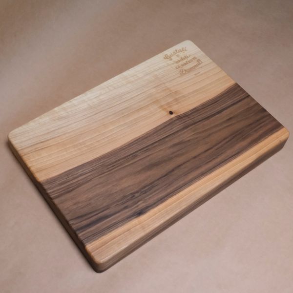 Tocător lemn de nuc. 
Verset gravat: “Gustați și vedeți că bun este Domnul.”
Grosime 4 cm 