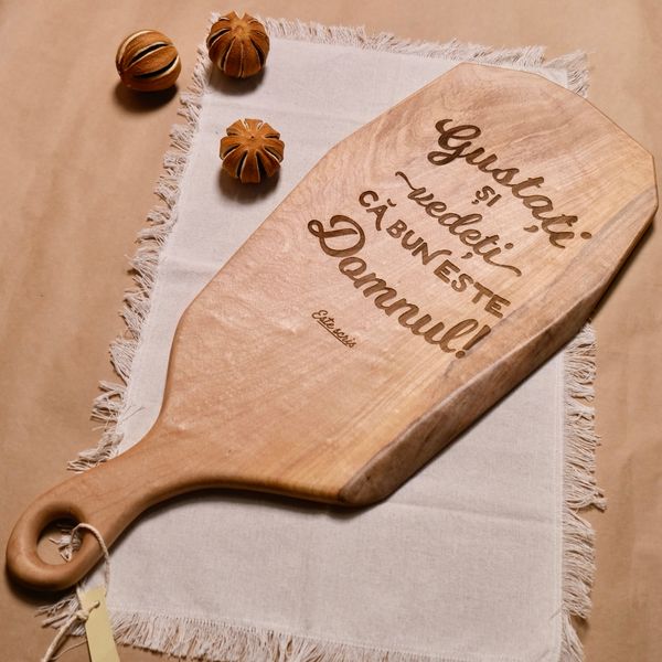 Platou de servire lemn de nuc.
Verset gravat: “Gustați și vedeți că bun este Domnul.”