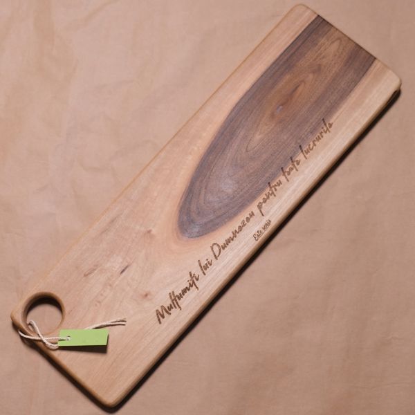 Platou de servire lemn de nuc.
Verset gravat: „Mulţumiţi lui Dumnezeu pentru toate lucrurile."
1 Tesaloniceni 5:18 