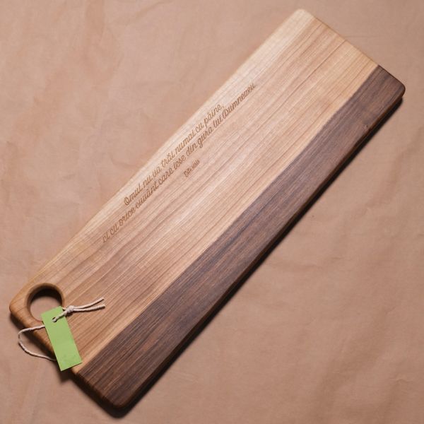 Platou de servire lemn de nuc.
Verset gravat: "Omul nu va trăi numai cu pâine, ci cu orice cuvânt care iese din gura lui Dumnezeu."
Luca 4:4