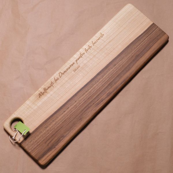 Platou de servire lemn de nuc.
Verset gravat: „Mulţumiţi lui Dumnezeu pentru toate lucrurile."
1 Tesaloniceni 5:18 