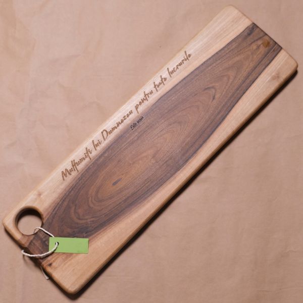 Platou de servire lemn de nuc.
Verset gravat: „Mulţumiţi lui Dumnezeu pentru toate lucrurile."
1 Tesaloniceni 5:18 