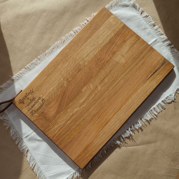 Tocător lemn de stejar accesorizat cu agățătoare din piele naturală. 
Verset gravat: “Gustați și vedeți că bun este Domnul.”