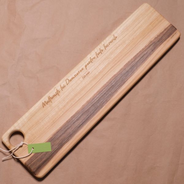 Platou de servire lemn de nuc.
Verset gravat: „Mulţumiţi lui Dumnezeu pentru toate lucrurile."
1 Tesaloniceni 5:18 