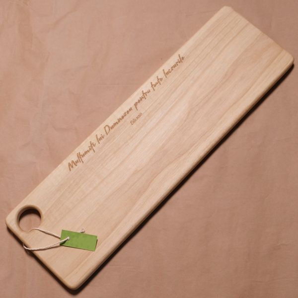 Platou de servire lemn de nuc.
Verset gravat: „Mulţumiţi lui Dumnezeu pentru toate lucrurile."
1 Tesaloniceni 5:18 