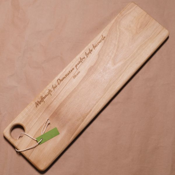 Platou de servire lemn de nuc.
Verset gravat: „Mulţumiţi lui Dumnezeu pentru toate lucrurile."
1 Tesaloniceni 5:18 