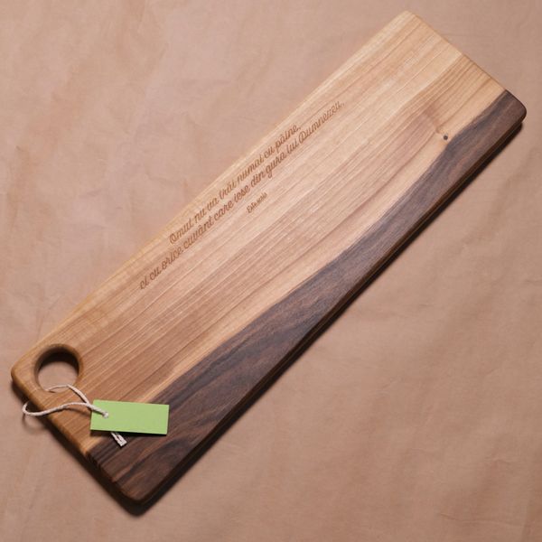 Platou de servire lemn de nuc.
Verset gravat: "Omul nu va trăi numai cu pâine, ci cu orice cuvânt care iese din gura lui Dumnezeu."
Luca 4:4