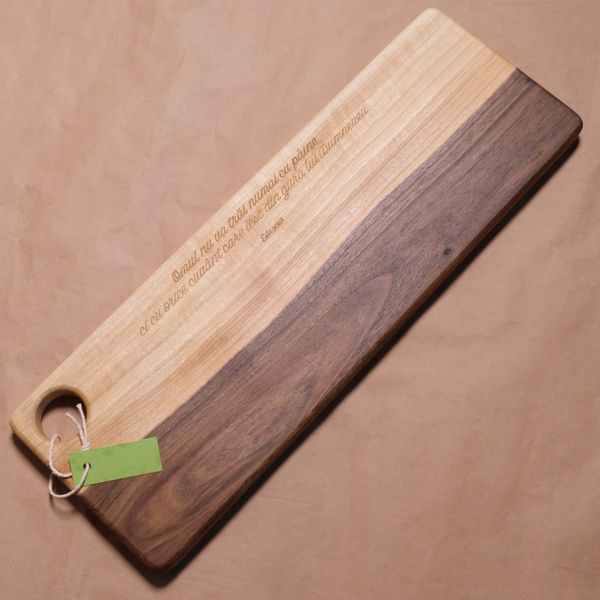 Platou de servire lemn de nuc.
Verset gravat: "Omul nu va trăi numai cu pâine, ci cu orice cuvânt care iese din gura lui Dumnezeu."
Luca 4:4