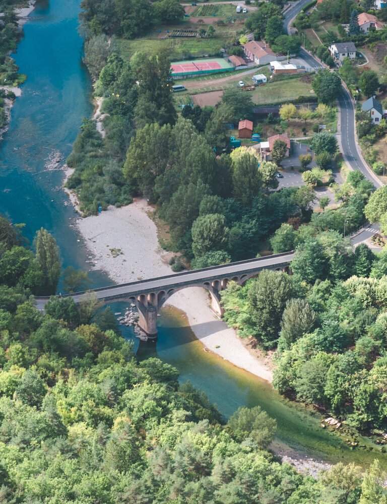Pont traversant la rivière