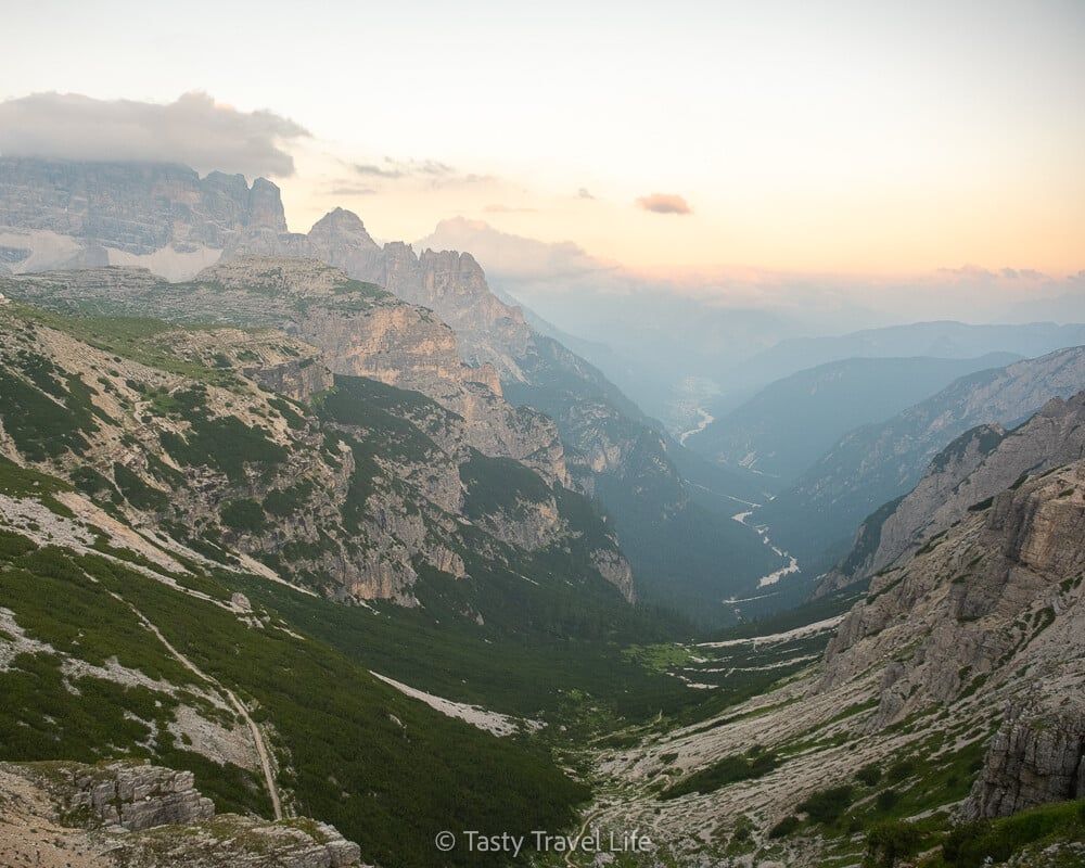 Vue de la vallée avec les couleurs du coucher de soleil depuis le parking du Rifugio Auronzo