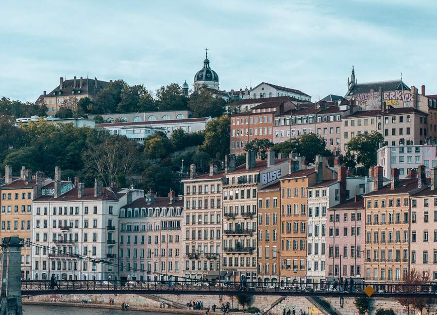 huizen langs de rivier in de stad Lyon Frankrijk