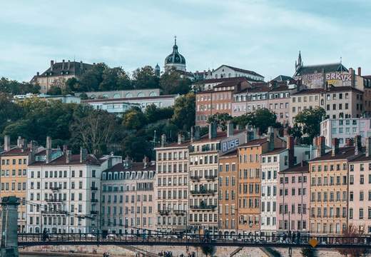 maisons le long de la rivière à Lyon en France
