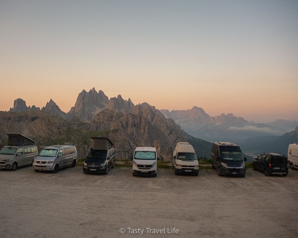Lever du soleil sur la montagne au parking de nuit pour camping-cars du Rifugio Auronzo.