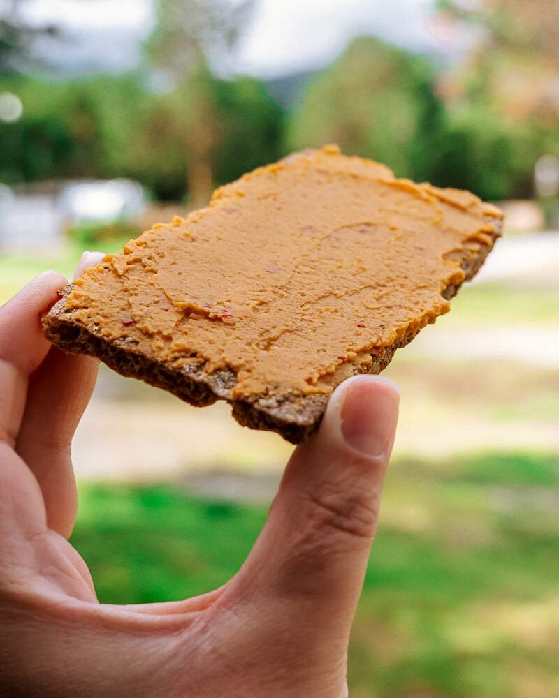 Pittige hummus op Knäckebröd