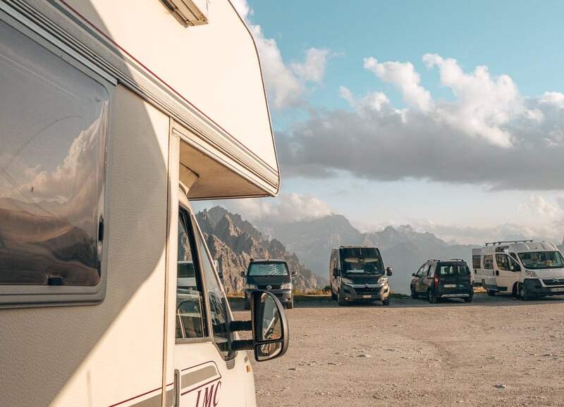 camper geparkeerd op de overnachtingsplaats van rifugio auronzo met uitzicht op de bergtoppen