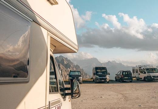 camping-car garé sur le parking de nuit du rifugio auronzo avec vue sur les sommets des montagnes