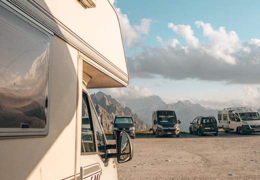 camper geparkeerd op de overnachtingsplaats van rifugio auronzo met uitzicht op de bergtoppen